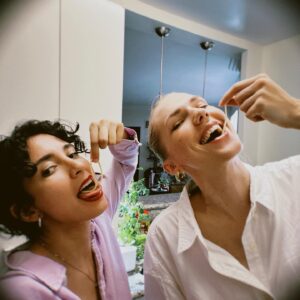 Lucy Luna Instagram - We made pasta with the basil I’m growing at home. Danced lots. Laughed more. Drank orange wine. Took way too many silly videos. And watched Misery. #friendship 🍝💚 @christinmuuli