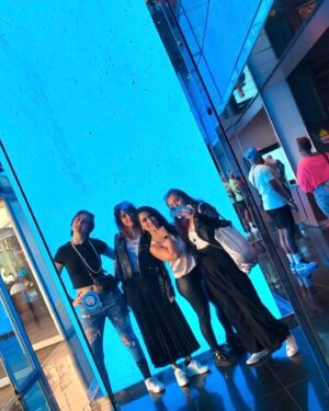 Lucy Luna Instagram - Some 2022 highlights in no particular order. 
1. Saw my ‘twin’ again after 16 years & she introduced me to orange wine 🧡
2. Wrote & produced 3 episodes of @allriseown! 📺 
3. Found the perfect workout for my body! 🏋🏻‍♀️ 
4. Met a guapito & fell in love 😻 
5. My girls came to visit & had a blast! 🥒