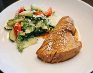 Lucy Luna Instagram - Seared tuna with salad. 💚

🥗 Salad: cucumber, cherry tomatoes, arugula, queso fresco, salt, sunflower oil & red wine vinegar. 
🍣 Tuna: marinated with 2 tbsp of soy sauce, 1 tbsp olive oil, 1 tsp salt, 2 tsp sugar, 1/2 tsp garlic powder. Sear for 45 seconds on the skillet. Sprinkle some sesame seeds. 

👩🏻‍🍳 

#cookingathome #cookingwithlove #homecooking #healthyfood #homecook