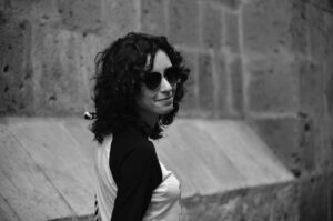 Lucy Luna Instagram - Te llevo en las entrañas, y en ese viento que pasa piel por piel, como si fuésemos montañas. 
Estás en donde estoy. Estoy porque existimos. 
Me detengo bajo el Sol, me convierto en vapor. 
Y brillo. Y vuelo. Y viajo. Y amo...
•
•
• 📸 by @diogo.heber — a while back in Morelia.