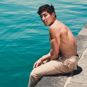 Ludi Lin Instagram - Summer lesse go! Infinite Sunshine cheat 🌴☀️

📸 @little.gaia