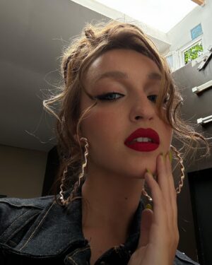 Ludmilla Makowski Instagram - Preview 💚

Makeup by @margaux_marseglia 
Hair by @brigittemeirinho 
Stylist by @osimaat_