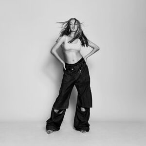 Ludmilla Makowski Instagram - Mon prochain son « 888 » sort le 27/10 🥹🔥
 
Fait avec le 🤍
@howalioudoing & @dtweezer 

Pic by @davidtenori and edit by @simoncalvetstudio 
Makeup by @margaux_marseglia 
Hair by @brigittemeirinho 
Stylist @osimaat_
Jewelry @maisonkorloff