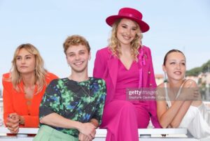 Ludmilla Makowski Instagram - La team, Mouton Noir 💜

@artistes_adami @dacp_films @umediaproduction @bienoubienprod @pictanovo @le_cnc @sacem @francetelevisions @festivaldecannes
#TalentsAdami #Cannes2022 #photocall