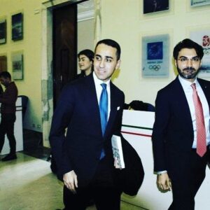 Luigi Di Maio Instagram - Interessante presentazione al CONI. Vi consiglio di leggere “Tokyo 2020, l’Italia chiamò!” di Carmelo Lentino e Roberto Messina.