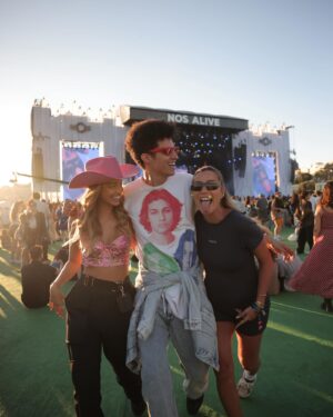 Luís Borges Instagram - Os festivais são sempre melhores com amigos, boa música e com pontos de carregamento para ter sempre bateria para captar toda a experiência. No @nos_alive, a @nosportugal garante toda a bateria necessária e em segurança, sempre. 🔋🕺🏾🤘🏾#PUB #ACaraDaCoroa #nosalive24