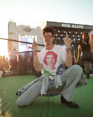 Luís Borges Instagram - Os festivais são sempre melhores com amigos, boa música e com pontos de carregamento para ter sempre bateria para captar toda a experiência. No @nos_alive, a @nosportugal garante toda a bateria necessária e em segurança, sempre. 🔋🕺🏾🤘🏾#PUB #ACaraDaCoroa #nosalive24