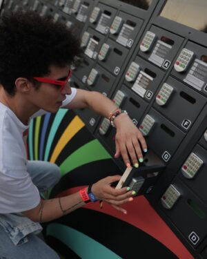 Luís Borges Instagram - Os festivais são sempre melhores com amigos, boa música e com pontos de carregamento para ter sempre bateria para captar toda a experiência. No @nos_alive, a @nosportugal garante toda a bateria necessária e em segurança, sempre. 🔋🕺🏾🤘🏾#PUB #ACaraDaCoroa #nosalive24