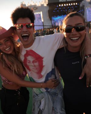 Luís Borges Instagram - Os festivais são sempre melhores com amigos, boa música e com pontos de carregamento para ter sempre bateria para captar toda a experiência. No @nos_alive, a @nosportugal garante toda a bateria necessária e em segurança, sempre. 🔋🕺🏾🤘🏾#PUB #ACaraDaCoroa #nosalive24