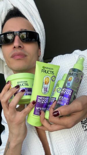 Luís Borges Instagram - Hey Gorgeoussss! Hoje mostro-vos os meus cuidados capilares para manter os meus caracóis hidratados e definidos em apenas 4 passos durante 1 semana.
Tudo graças ao Novo Método Caracóis de Fructis da @garnierportugal 💚 #SegueOMétodo #CabelosFructis
