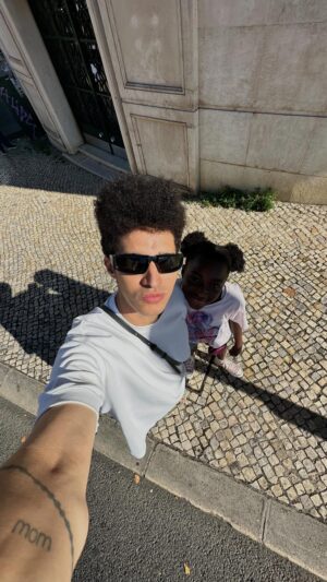 Luís Borges Instagram - Achei que este outfit batia bem com a nova música da @nenny__on 🚀❤️‍🔥