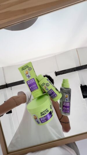 Luís Borges Instagram - PUB -  Caracóis definidos e hidratados, tanto nos dias em que lavo o cabelo, como nos dias em que não o lavo. A gama Garnier Fructis Método Caracóis da @garnierportugal é o meu segredo de cuidados capilares 💚
#SegueOMétodo #CabelãoFructis #GoGreenComGarnier #CaracóisPerfeitos #CaracóisDefinidos #TutorialDeCaracóis #CurlyHair
