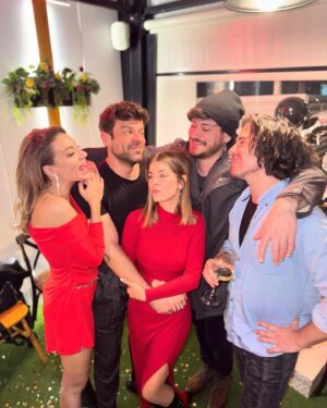 Luis Cepeda Instagram - Celebrando la treintena de @anaguerramusic. A Ricky le da placer ver como nos hacemos mayores, pero no en plan bien.
Os quiero cepoiwarickyrea❤️