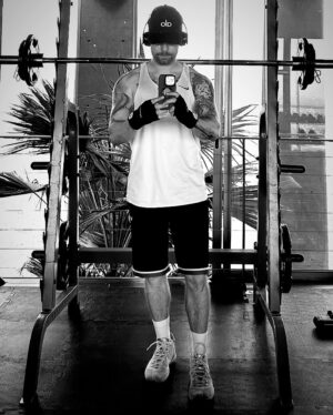Luis Ernesto Franco Instagram - Despertar sano ✅
Agradecer ✅
Tender la cama ✅
Café ✅
Orar/ meditar ✅
Leer 30 mins ✅
Work out ✅
Ready pa rascarle al cheque✅

“You will never always be motivated, so you must learn to be disciplined.”