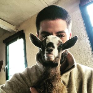 Luis Fernández Instagram - En astrología, Capricornus o Capricornio (♑) es el décimo signo del zodíaco, el quinto de naturaleza negativa (femenina) y de cualidad cardinal. Simboliza la sabiduría y las aguas por el dios primordial de los sumerios: Enki; su símbolo representa la montaña, pertenece junto a Tauro y Virgo al elemento tierra. Está regido por Saturno y dentro de esa trilogía de Tierra representa la Siembra. Su signo opuesto es Cáncer.