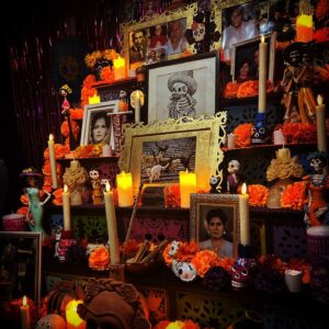 Luis Fernando Peña Instagram - Por lo general el ser humano prefiere alejarse del tema de la muerte sin entender que es parte de nuestro ciclo natural en este plano… debemos entender la muerte como algo más allá de la pérdida, es trascender a un plano donde la vida sigue, pero es más importante entender la vida, entender lo frágiles que somos y como esa chispa divina puede apagarse en cualquier momento, por eso hay que vivir intensamente, llorar, reír, disfrutar el viento, la lluvia, el sol, la familia, los hijos, los amigos, disfrutar el aquí y el ahora, vivir plenamente cada segundo como si realmente fuera el último, por qué no sabemos si al siguiente segundo, volvamos a respirar…