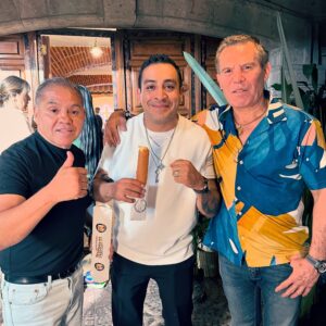 Luis Fernando Peña Instagram - Un honor tener en casa a estas dos leyendas del boxeo, campeones mundiales @jcchavez115 y @chiquitaglz un agasajo para la familia recibirlos!!!

(de izquierda a derecha)
Ciudad Nezahualcóyotl, Ciudad de México y Ciudad Obregón en una misma foto!!!