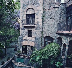 Luis Fernando Peña Instagram - HOY COMENZAMOS OFICIALMENTE A DARLE FORMA A UN HERMOSO PROYECTO EN ESTE LUGAR QUE SE A CONVERTIDO EN UN NICHO PARA LA CREACION DE UNO DE LOS MÁS COMPLEJOS PROYECTOS QUE ME A TOCADO DIRIGIR… SI ASÍ ES VOLVEMOS A LAS ANDADAS EN LA DIRECCIÓN Y QUE MEJOR QUE HACERLO CON DOS PERSONAS QUE HAN SIDO MUY IMPORTANTES EN LOS ÚLTIMOS AÑOS PARA MI, MI ESPOSA @la_maestranoris Y MI CÓMPLICE EN LA CÁMARA @oficialemmanuelreyna CRÉANME QUE PODER DESARROLLAR ESTA HISTORIA EN LA CASA FUERTE DE EMILIO EL INDIO FERNÁNDEZ @emilioelindiofernandez ES UN SUEÑO QUE CUALQUIER CINEASTA SEGURO TIENE, GRACIAS @citlallifernandezzz POR EL APOYO… PRONTO PODRÉ CONTARLES MÁS!!!