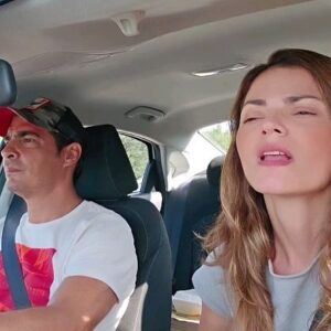 Luis Gerónimo Abreu Instagram - Más de nuestro viaje ....camino a Orlando y a @claudialagatta se le ocurre esto! Jejejeje

Pd: Humor .Se grabó en el estacionamiento. Salvador si tenía su cinturón, digo esto antes de que salga algún comentario. Ningún niño u oído fueron dañados durante la grabación. 
@yuliotravelusa 
#familiatelerínenmiami