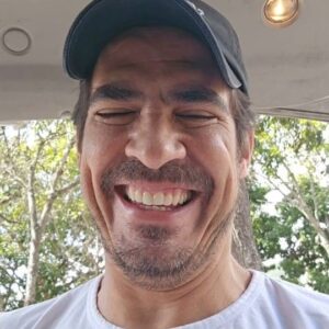 Luis Gerónimo Abreu Instagram - Parte de mi Diciembre ..
Todos los años, si no estoy fuera del
País, voy a nuestro torneo de pelota de
tirro
Algunas reglas:
Si bateas de foul y cae
en un techo y se pierde la pelota es OUT,
si la pelota cae del techo y la agarran
OUT.
Jonron ...el antiguo letrero de lagoven de
la bomba o pasar el segundo cable de luz
al final de la calle
Ojo no se corre, cuando bateas de
rolling ,tiene que agarrarla el primer
fildeador que ataque la pelota , si no la
ataja es HIT y hombre en primera jejeje
Son complicadas , pero muy divertidas
Discusiones y peleas a granel, pero
siempre termina en abrazos y deseos de
Feliz Navidad y Feliz Año y la promesa de
volver al año siguiente a continuar con
esta nuestra tradición.
GRACIAS a todos ! Amigos que la vida ha
convertido en familia
 La Pedro Rules
Y a mis amigos de @polarpilsen
Que sin saberlo ha sido el patrocinante
oficial de este torneo más de 35 años
jejejeje
Se les quiere!