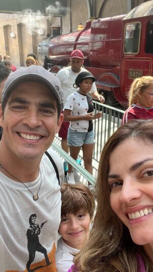 Luis Gerónimo Abreu Instagram - A alguien más le pasa esto cuando salen en familia?
Cada vez que salíamos en Miami , fuera para un mall, visitar a alguien u Orlando era más o menos así .
Si quieren viajar sin estrés contacten a @yuliotravelusa se encargan de todo, carro, hospedaje, entradas a los parques de Orlando etc…
Ya con el estrés de la familia es suficiente jejejeje 

#humor #yuliotravel #familiatelerin 

P.D: Nos gustó este reels y lo quisimos hacer 😊😊 feliz noche 😘😘🙏🙏