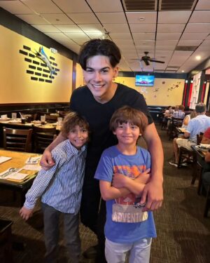 Luis Gerónimo Abreu Instagram - Este TBT reciente , es muy significativo .
Les cuento en la primera foto esta mi hermano @chefmax69 , con su hijo Noah, mi hermano @joaquinabreu y su hijo Gabriel, este servidor y Salvador.
Lo especial de.esta foto es que es primera foto de los 6 JUNTOS. Por razones de la vida, distancia, etc tardamos 8 años en poder tomar esta foto, siempre faltaba alguno ... Lo logramos en ese viaje y con la fe de que se va a repetir mucho y seguido. Si deslizan ven el combo completo con mi maravillosa cuñada @marianna_antunez y mi flaca bella @claudialagatta .Día Maravilloso!!
por eso la canción... así me sentia ese día.
 Happy to be Here.
Feliz Jueves !!!!!