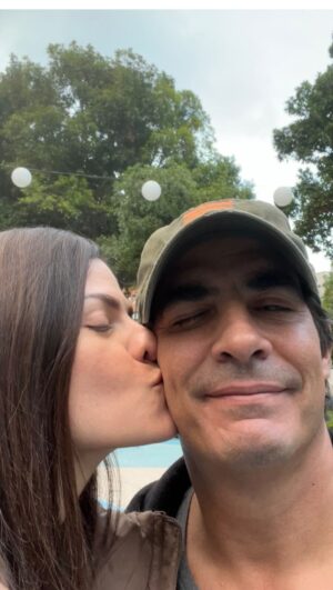 Luis Gerónimo Abreu Instagram - Él cree que por dos semanas en Bogota, se me van a olvidar los 4 meses que me está dejando sola ….pues no! Esta se la cobro …. Jejejejeje mentira mi Chuchuuuu disfrutándote y disfrutándonos!! Te amo ❤️ #Humor #pareja #famiiiatelerin #Bogota #love