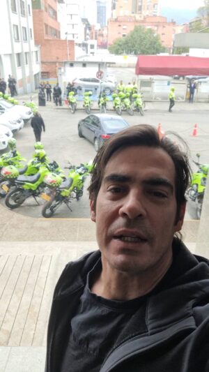Luis Gerónimo Abreu Instagram - Realmente vienen a escoltar al equipo Millonarios que juega hoy ... pero uno igual se siente seguro jwjejejw
Feliz Domingo