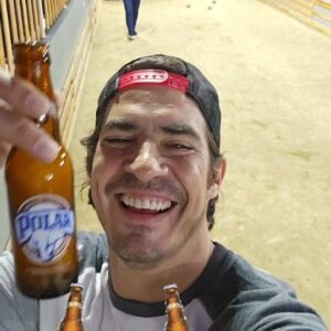 Luis Gerónimo Abreu Instagram - Arrimando al mingo papa !!!!
Jejeje Que sabroso ...amigos, una fría... 
Que bien se siente regresar.
#orgullososdelonuestro
@polarpilsen 
#hermandadgallega
#amigos
📷 @claudialagatta 
Jejeje