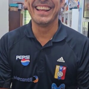 Luis Gerónimo Abreu Instagram - LA INVITADA ESPECIAL DE LA NOCHE !
QUE CLASE DE LATA sacaron mis amigos de @polarpilsen 
Así que LEVANTENSE CARAJO !  busquen la suya que HOY JUEGA LA VINOTINTO!
@polarpilsen
#juguemoscomoencasa
#vinotinto
#venezuela