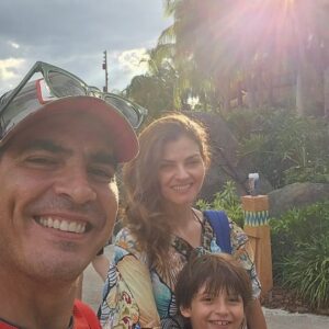 Luis Gerónimo Abreu Instagram - A quien más le pasa ???!!!
Un poco de humor para contarles que @yuliotravelusa nos organizó 15 días maravillosos en Miami y Orlando . Se encargo del hospedaje en ambas ciudades, del carro, de las entradas a los parques y mucho más!
 Uno siempre llega a esta ciudad con 500 cosas por hacer y personas que ver ... uno necesita quien te facilite la vida ... y esos  son @yuliotravelusa.
@claudialagatta 
@yuliotravelusa 
@yuliotravel 
#familiatelerin