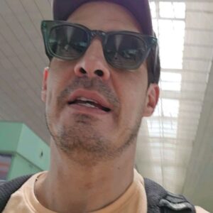 Luis Gerónimo Abreu Instagram - SOLO ME PASA A MI ? 
Leo sus respuestas .... 
Vía Italia a buscar al suegro ...jejejej
PERO REGRESAMOS YA PARA LAS FUNCIONES DE CAMAS EN BARCELONA Y MADRID!!! 
@claudialagatta 
Entradas a la venta en mi Biografía
DELIZA