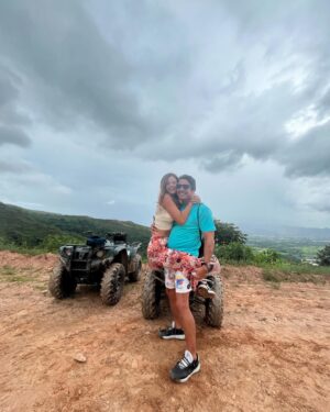 Luis Gerónimo Abreu Instagram - Que buen descubrimiento!! Este lugar es maravilloso, muchas actividades para disfrutar con amigos, en pareja, en familia! Esto es solo un resumen de nuestro sábado en @haciendalacalceta ya le contaremos más… 

#fotodump
#findesemana 
#buenplan
#bejuma
#amigos
#familia 

@romeroadriana 
@luisgeronimoabreu 
#salvador
#alana
#juandi