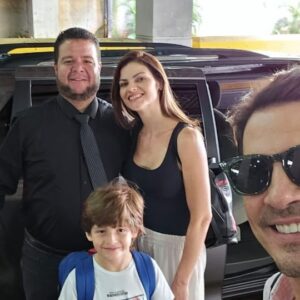 Luis Gerónimo Abreu Instagram - Como siempre nuestros mejores viajes empiezan con nuestros amigos de @traslados_exclusive_one . Empezó esta travesía Familia, amigos y teatro . Les vamos contando. 

@traslados_exclusive_one 
@viajescielo 

#familiatelerin #vacaciones #españa #teatro #reencuentros
