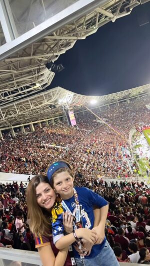 Luis Gerónimo Abreu Instagram - La primera vez de Salvador en un estadio, y que mejor ocasión que ver a la Vinotinto, aunque le faltó un gol a Salvador 😁😁 él sigue con su FE intacta y orgulloso de ser venezolano 🇻🇪😍

Vamos muchachos!! Si se puede!! 

@fvf_oficial