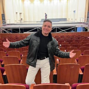 Luis Jara Instagram - Hola a todos y todas.  Estamos en plena construcción de nuestra gira nacional 2024!  Estoy ansioso de comunicarles las fechas y teatros de cada lugar donde estaremos.  Les invito a que me sugieran las ciudades donde quieran ver nuestro espectáculo.  Dónde quieren que esté?  Les saludo.  Aquí un par de fotos de adelanto de lo que se viene. 💪🏻💪🏻💪🏻💪🏻💪🏻. @bizarrolivecl @sonymusicchile # latinawing #latingawing. #musica #pasion