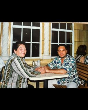 Luis Jara Instagram - Cada una de estas fotos representa un momento de mi vida al lado tuyo. Juntos, de la mano, compartiendo una taza de té, un cigarro , y analizando la vida.  Discusiones intensas que dan cuenta de una relación marcada por el amor más profundo, de un amor que busca hacer feliz al otro.  Eras un ser tan especial , que no dejo de recordarte, de extrañarte, reírte y disfrutarte. Dueña de un carácter indomable, le torciste la mano al destino.  Nadie te dio la oportunidad de ser feliz , y encontraste la felicidad sola , formando un hogar con todo en contra , criar a dos hijos con todo lo que eso significa. Le cosiste un vestido a todas las vecinas del barrio, pero tb nos hiciste un traje de guerrero a tus dos hijos para nunca dejarse  vencer en la vida.  Te amo Alba Rosa. Y cada día te recuerdo más. Feliz dia donde quiera que estés.  Mis respetos desde el alma.