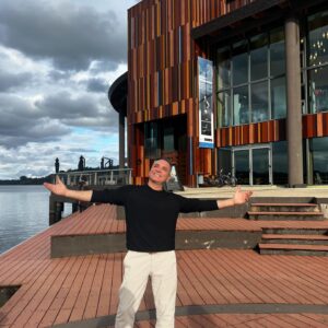 Luis Jara Instagram - Hola a todos y todas.  Estamos en plena construcción de nuestra gira nacional 2024!  Estoy ansioso de comunicarles las fechas y teatros de cada lugar donde estaremos.  Les invito a que me sugieran las ciudades donde quieran ver nuestro espectáculo.  Dónde quieren que esté?  Les saludo.  Aquí un par de fotos de adelanto de lo que se viene. 💪🏻💪🏻💪🏻💪🏻💪🏻. @bizarrolivecl @sonymusicchile # latinawing #latingawing. #musica #pasion