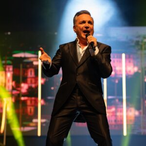 Luis Jara Instagram - Comenzamos un camino, un recorrido por Chile lleno de música, trabajo y disciplina. Una esperada gira de la mano de un disco entrañable como #latinswing. Me acompaña un equipo humano y artístico de primer nivel, técnicos, músicos, y productores. A todos ustedes mil gracias, porque comenzamos con el pie derecho en #temuco. Gracias @jpcrettino por acompañarme. Gracias @paulo_zieballe por tu talento. Ahora nos espera Concepción y antofagasta este mes de julio. Infinitas gracias por su cariño y aplausos. Los quiero y seguimos en ruta @antonio_mondaca @felipesaxo @jhonytrombon @mauriciocastillo.cl @jjvra @rafaelpercu @nachoo_barrientos @kokeduranc @maestri_music @sotelobirkelbach @waldo_gonzalez_ld @iossandon @mosquelot_ @flavio_silva_cifuentes @pabloko73 @rodrigovidelam @camipiki @bizarrolivecl @sono.cl @supermercadoslily @carnivo_steakhouse @jpcrettino @paulo_zieballe. Gracias al auspicio de @cajalosandes 

Fotos y videos by: @sebaadiaaz
