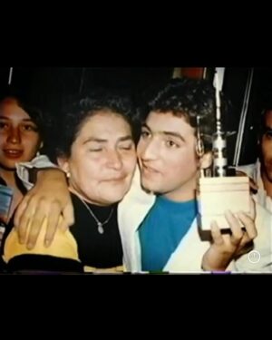 Luis Jara Instagram - Cada una de estas fotos representa un momento de mi vida al lado tuyo. Juntos, de la mano, compartiendo una taza de té, un cigarro , y analizando la vida.  Discusiones intensas que dan cuenta de una relación marcada por el amor más profundo, de un amor que busca hacer feliz al otro.  Eras un ser tan especial , que no dejo de recordarte, de extrañarte, reírte y disfrutarte. Dueña de un carácter indomable, le torciste la mano al destino.  Nadie te dio la oportunidad de ser feliz , y encontraste la felicidad sola , formando un hogar con todo en contra , criar a dos hijos con todo lo que eso significa. Le cosiste un vestido a todas las vecinas del barrio, pero tb nos hiciste un traje de guerrero a tus dos hijos para nunca dejarse  vencer en la vida.  Te amo Alba Rosa. Y cada día te recuerdo más. Feliz dia donde quiera que estés.  Mis respetos desde el alma.