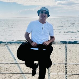 Luis Jara Instagram - Es una bendición ser testigo de cómo crecen nuestros hijos. Nunca dejen de abrazarlos, es una fiesta de amor que no termina nunca. Nada se compara al amor por los hijos.  Que tengan una linda semana.  Los quiero. @cristobal_jara440 #amor #familia #hijos. #surdechile