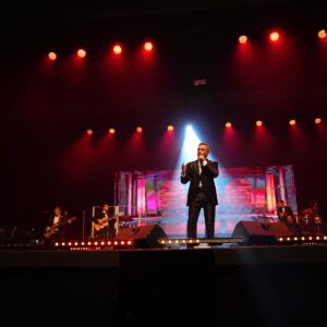 Luis Jara Instagram - Comenzamos un camino, un recorrido por Chile lleno de música, trabajo y disciplina. Una esperada gira de la mano de un disco entrañable como #latinswing. Me acompaña un equipo humano y artístico de primer nivel, técnicos, músicos, y productores. A todos ustedes mil gracias, porque comenzamos con el pie derecho en #temuco. Gracias @jpcrettino por acompañarme. Gracias @paulo_zieballe por tu talento. Ahora nos espera Concepción y antofagasta este mes de julio. Infinitas gracias por su cariño y aplausos. Los quiero y seguimos en ruta @antonio_mondaca @felipesaxo @jhonytrombon @mauriciocastillo.cl @jjvra @rafaelpercu @nachoo_barrientos @kokeduranc @maestri_music @sotelobirkelbach @waldo_gonzalez_ld @iossandon @mosquelot_ @flavio_silva_cifuentes @pabloko73 @rodrigovidelam @camipiki @bizarrolivecl @sono.cl @supermercadoslily @carnivo_steakhouse @jpcrettino @paulo_zieballe. Gracias al auspicio de @cajalosandes 

Fotos y videos by: @sebaadiaaz