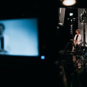 Luísa Cruz Instagram - @rtppalco Para ver em "O Teatro Também Se Lê" 👉 A atriz Luísa Cruz escolheu dois textos fundamentais de Sophia de Mello Breyner Andresen, cuja carreira de 60 anos está intimamente ligada às ondas e ao sal dos oceanos. 

Profundamente mediterrânica na sua tonalidade, a linguagem poética de Sophia de Mello Breyner denota uma sólida cultura clássica, onde se inscreve a sua paixão pela cultura grega quase sempre presente e onde a relação do signo com o mundo circundante é uma relação de transparência e luminosidade, como podemos ver em Homero. Em "Retrato de Mónica", feito sob a forma de caricatura e com um leve tom irónico, assistimos à personificação de tudo o que ideológica, religiosa e literariamente constitui um reverso do modelo de relação do homem consigo mesmo, com o seu semelhante e com o mundo elementar. "Para conquistar todo o sucesso e todos os gloriosos bens que possui, Mónica teve que renunciar a três coisas: à poesia, ao amor e à santidade". 

Pela renúncia ao primeiro, Mónica "mede o grau de utilidade de todas as situações e de todas as pessoas" e "põe a sua inteligência ao serviço da estupidez"; pela renúncia ao segundo, Mónica e o marido "Não são o casamento. São, antes, dois sócios trabalhando para o triunfo da mesma firma"; pela renúncia à santidade, Mónica "está nas melhores relações com o Príncipe deste Mundo". Símbolo do triunfo do materialismo e imagem do poder temporal, o "Retrato de Mónica" constitui uma violenta acusação a um tempo indiferente a valores e princípios humanistas e cristãos.

https://www.rtp.pt/play/palco/p9557/e586066/o-teatro-tambem-se-le-ii-homero-e-retrato-de-monica-de-sophia-de-mello-breyner-andresen

#luisacruz #rtppalco #oteatrotambemsele #alexandregoncalvesmanagement