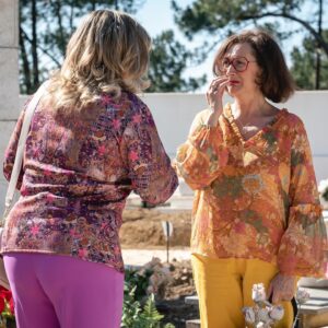 Luísa Cruz Instagram - Se a vergonha matasse, a Cremilde estava morta e enterrada… 😅

Hoje, a Julieta vai descobrir que a amiga confiou no Ruben 🤑 e acabou por perder o seu dinheiro!! 💸

#florsemtempo #sic #novela #ficcao #novoepisodio #dinheiro #vergonha #emprestimo #euro