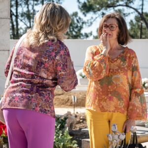 Luísa Cruz Instagram - Se a vergonha matasse, a Cremilde estava morta e enterrada… 😅

Hoje, a Julieta vai descobrir que a amiga confiou no Ruben 🤑 e acabou por perder o seu dinheiro!! 💸

#florsemtempo #sic #novela #ficcao #novoepisodio #dinheiro #vergonha #emprestimo #euro