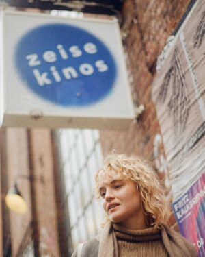 Luise von Finckh Instagram - Vor zwei Wochen vor unserer „DAS FEST DER LIEBE“ Premiere in den Zeisekinos in Hamburg mit @ilushina_sasha .
Läuft jetzt gleich um 17.15 Uhr im ARD & sowieso schon die ganze Zeit in der @ardmediathek 
Merry Christmas ihr Lieben, wir sehen uns im neuen Jahr! 🤞🏼