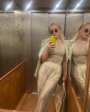 Luise von Finckh Instagram - I had the best time with @giorgioarmani in the beautiful island of Sylt. Thank you for having me & big thank you for everyone involved making it so much fun. 
Slide to find out how u are actually supposed to eat oysters ☝🏼🦪🏖 #giorgioarmanimare styled by baby @theresagrs and captured by @lucaspossiede