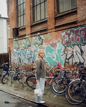 Luise von Finckh Instagram - Vor zwei Wochen vor unserer „DAS FEST DER LIEBE“ Premiere in den Zeisekinos in Hamburg mit @ilushina_sasha .
Läuft jetzt gleich um 17.15 Uhr im ARD & sowieso schon die ganze Zeit in der @ardmediathek 
Merry Christmas ihr Lieben, wir sehen uns im neuen Jahr! 🤞🏼