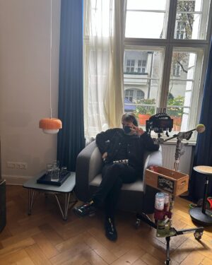 Luise von Finckh Instagram - Ich, wie ich für die Öffentlich-Rechtlichen arbeite..
(falls ihr euch gefragt habt, was mit euren Rundfunkgebühren passiert) 🤡🤡🤡
Nearly all pics by setsunshine @thisissoberlin 
ITS A WRAP #lieblingskreuzberg 2.0