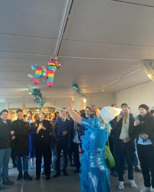 Luise von Finckh Instagram - Ich hab mir selbst ne blaue Party zum 30igsten geschenkt und es war echt scheiße..
💙🩵💎🦋🐳🐬💎💎💎🩵3️⃣0️⃣
Danke an alle, die mir diesen Tag so unvergesslich gemacht haben. I love you forever. #foreverblue #iloveparty 
Falls du darüber nachdenkst, Zeit&Geld in Freunde und Familie zu investieren. Do it, es gibt nichts Nährenderes!